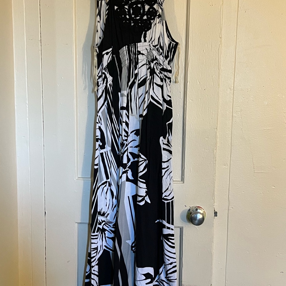 Black and white floral dress. A nice sun dress size L